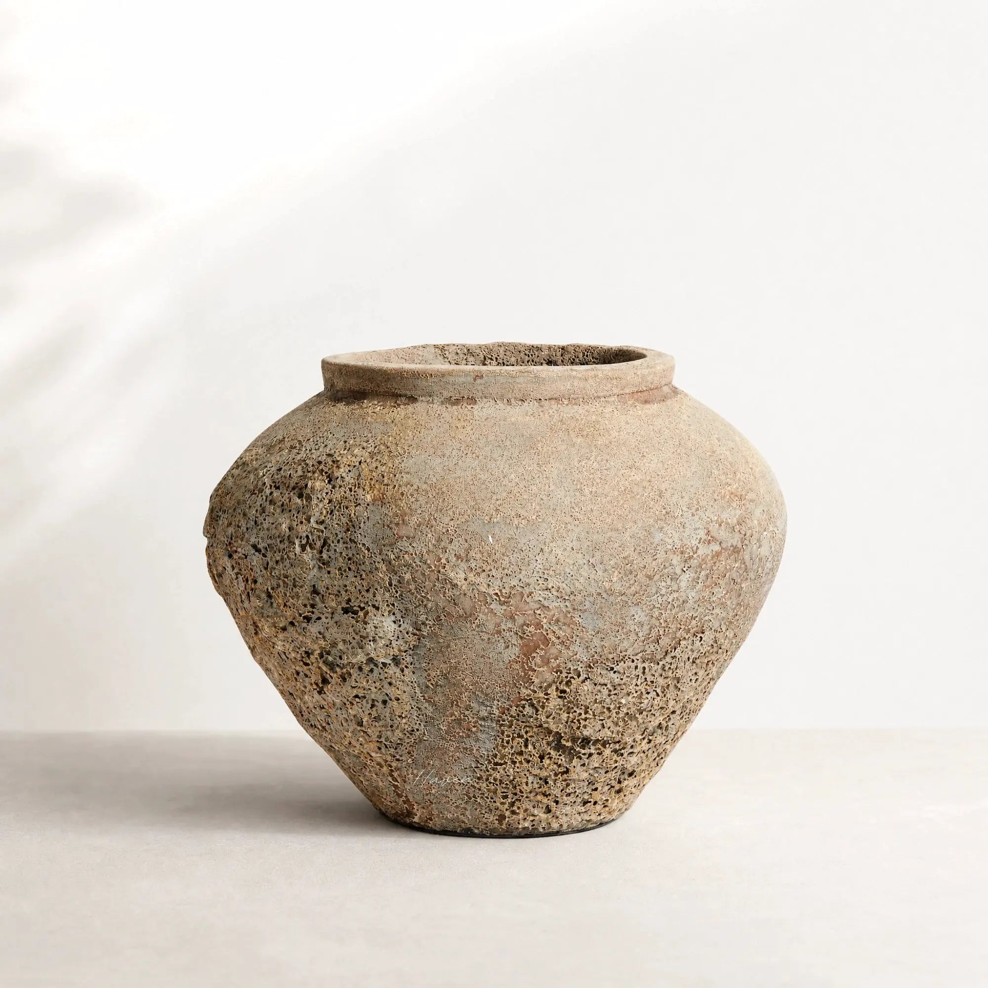MUUBS Pot Trace 30 - Coral/Sand, a textured terracotta pot with sand-layered finish.