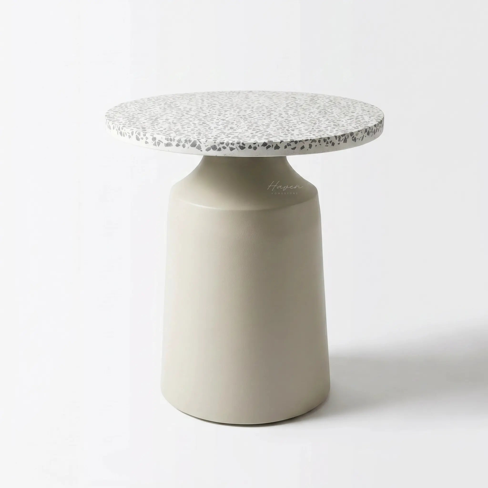 Broste Table Agari - Terrazzo: round terrazzo top with speckled surface on a smooth powder-coated iron base.